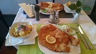 Шницель и картофельный салат в кафе GRAV, Вена.