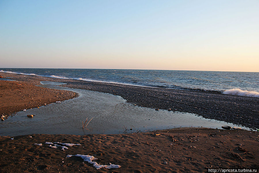 вдоль всего побережья, начиная с Лазаревской, речки впадают в море Сочи, Россия