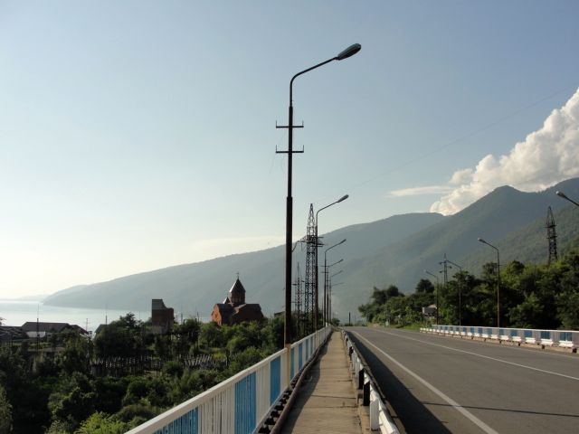 А вот с этого моста роуп-джамперы во всю прыгают на резинке =) Гагра, Абхазия