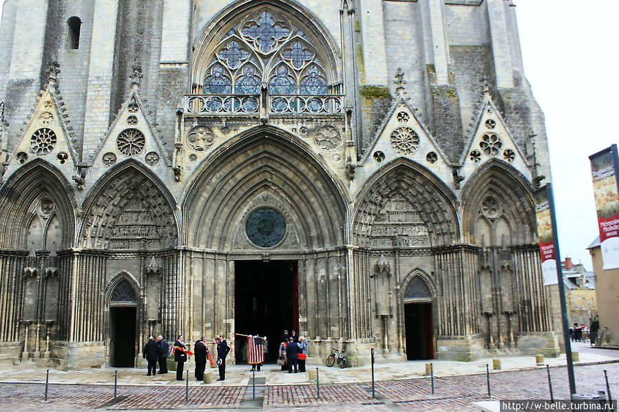 Ветераны Высадки у собора Нотр-Дам. Байё, Франция