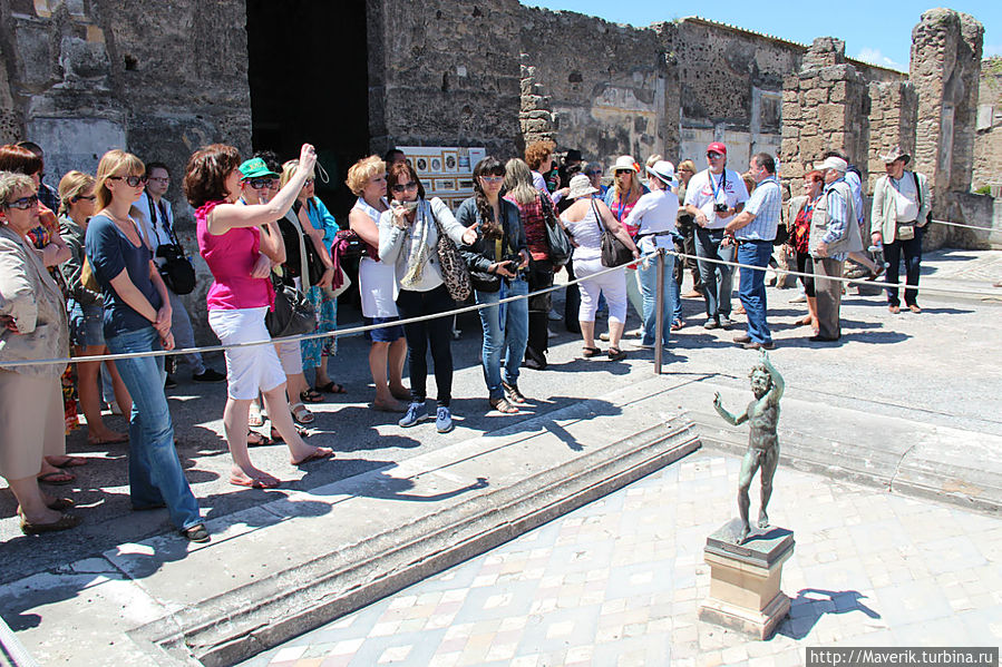 В центре бронзовая статуя танцующего фавна. Помпеи, Италия