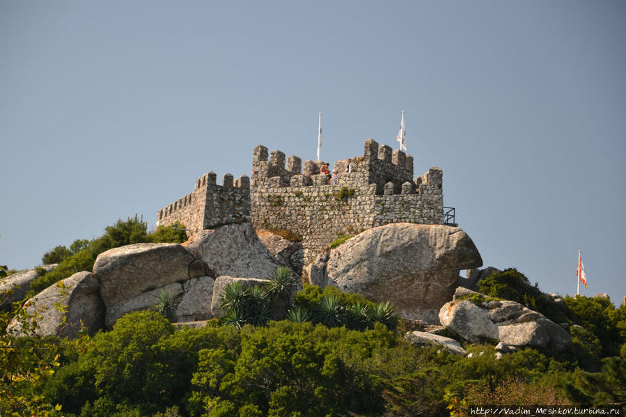 Вид на Замок Мавров в городе Синтра. Синтра, Португалия