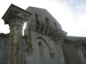 Величественный вид неоконченной церкви Пресвятой Троицы в Венозе — бренд Базиликаты