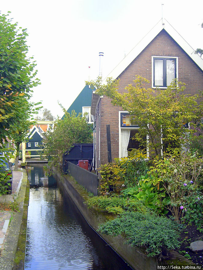 В Волендаме множество таких узеньких канальчиков Волендам, Нидерланды