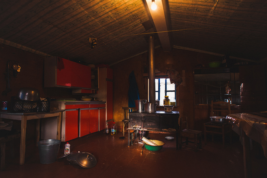 Было принято единогласное решение снова остановиться в гостевом доме.. Печка, от которой мы не отходили первые несколько часов:)