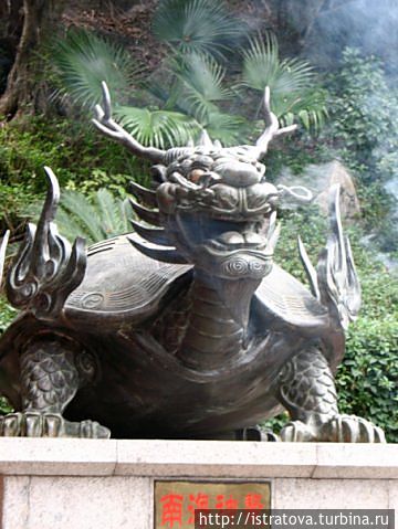 Биси — смесь дракона и черепахи. Символ долголетия. Провинция Хайнань, Китай