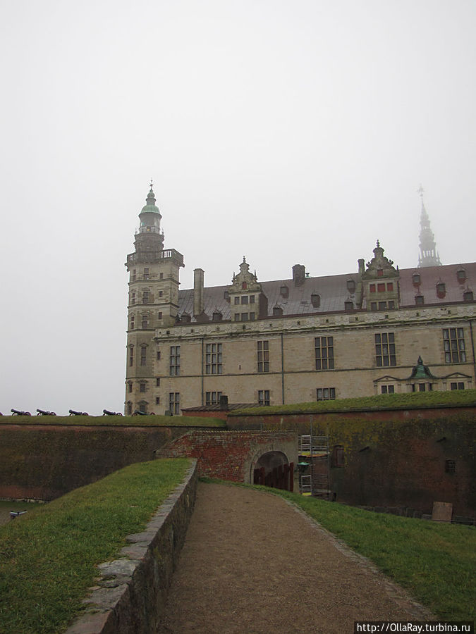 В 17 веке замок был захвачен шведами, поэтому по возвращению его Дании было принято решение о дополнительном укреплении. Так вокруг замка возник кронверк. Хельсингёр, Дания
