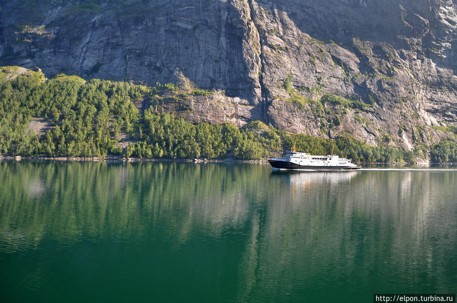 Ну а пока плывет – все к берегу прижимается, все за камешками спрятаться пытается… Гейрангер - Гейрангерфьорд, Норвегия