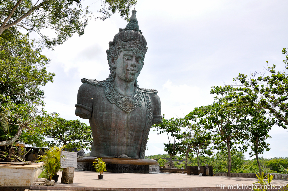 Эта, пока еще только часть от общей скульптуры, смотрится вполне себе готовым 20-ти метровым монументом. Бали, Индонезия