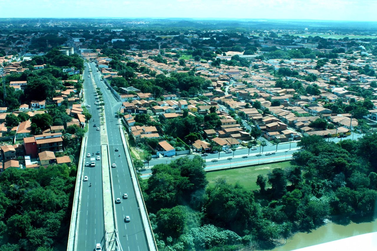 Вид с панорамной площадки в восточном направлении Терезина, Бразилия