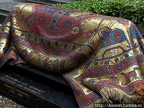 Мозаичный ковер на могиле Рудольфа Нуриева Париж, Франция
