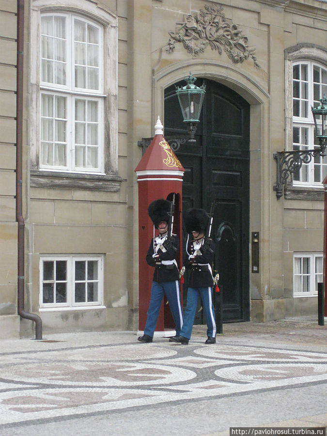 возле Королевского дворца.
Каждый день о 12 часов можна увидеть смена караула. Копенгаген, Дания