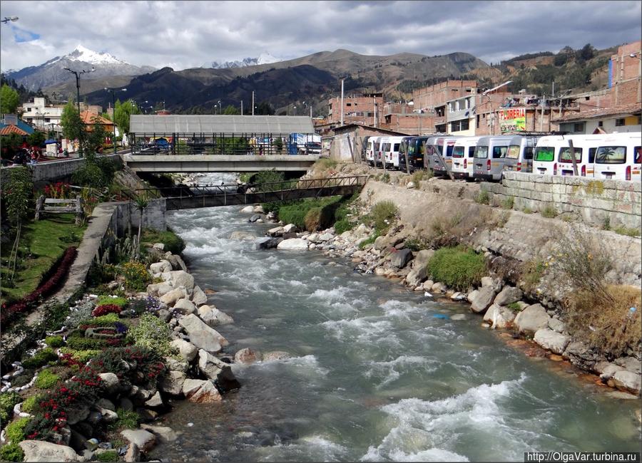 Через город протекает речка Rio Quilcay Уарас, Перу
