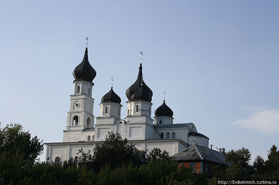 Преображенский кафедральный собор отстроен в 1993г. на месте разрушенного в советское время храма. Овруч, Украина