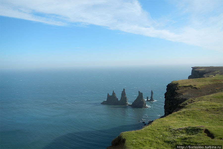 Зазубренные скалы в океане в районе города Вик. Исландия