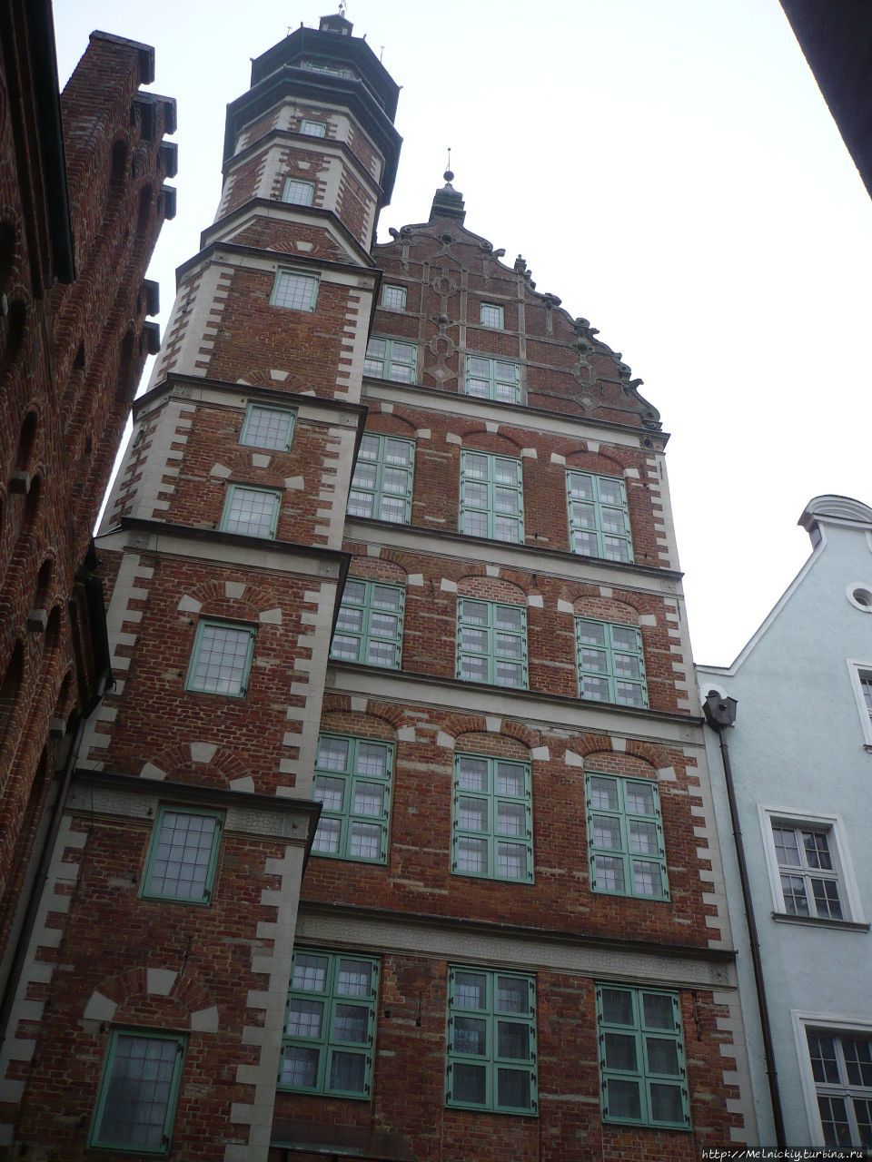 Пасхальная прогулка по старинному городу в дождливый день Гданьск, Польша