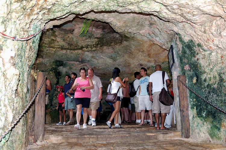 Спуск в пещеру Cenote Ikk