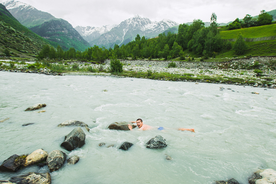 Как не искупаться после долгого пути:) Сказать что вода холодная — не сказать ничего.. это просто лед.. Течение, хоть кажется и не очень сильным, но с ног сносит сразу.