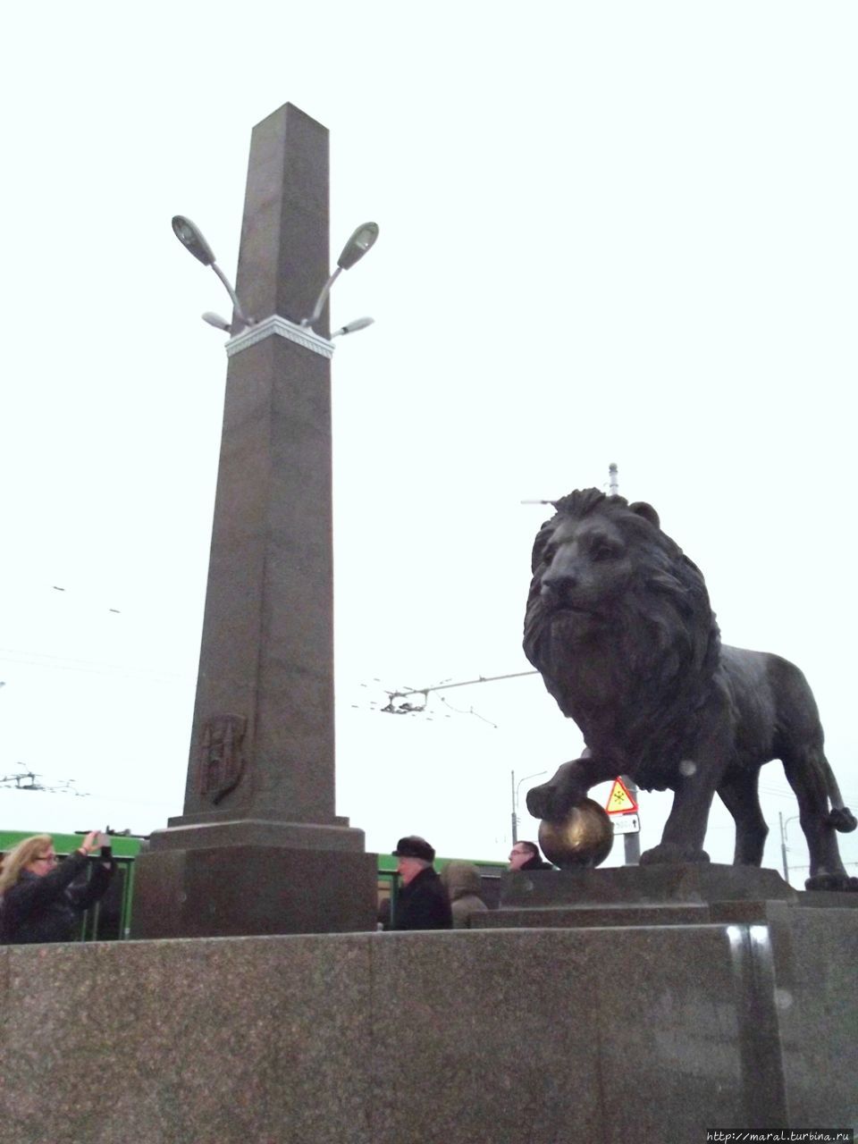 Бронзовый лев рядом с пилоном с изображением герба города Могилева Могилев, Беларусь