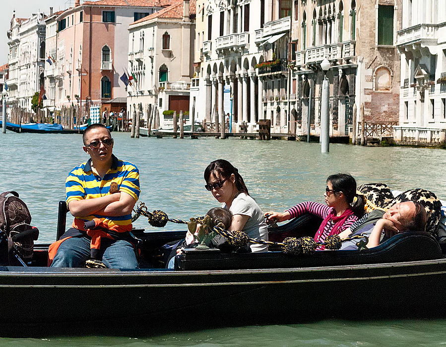 В общем, побывав в Венеции, вы и близко не коснетесь ничего настоящего. Все тут окунаются в «самоварно-пряничные» развлечения с кучей сухих фактов, которые потом начисто стираются из головы. 
Вы также испытаете все степени утомления туриста, доверившего свое внимание путеводителю.