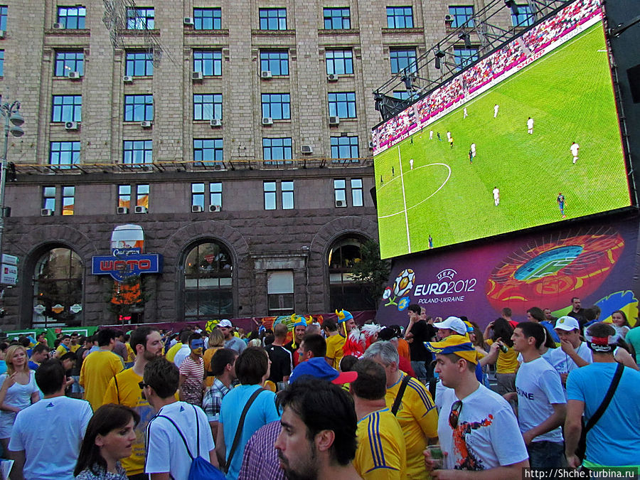 небольшие по сравнению с главным экраны установленны каждые метров сто Киев, Украина