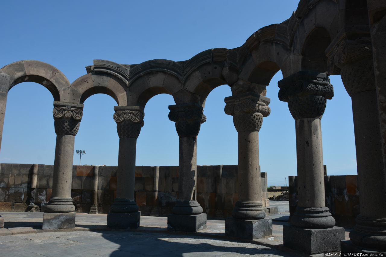 Где находится звартноц. Руины храма Звартноц. Звартноц храм небесных ангелов. Храм Звартноц в Армении. Руины храма Звартноц в Армении.