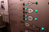 14. В музее много различных интерактивных стендов, где можно самому приобщиться к «вычислителям» прошлого века или своими руками пощелкать тумблеры в надежде понять принцип работы компьютерных транзисторов.