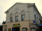 Через дорогу от аптеки — здание бывшего клуба моряков. До революции на этом месте находились городская Дума и квартирная контора.