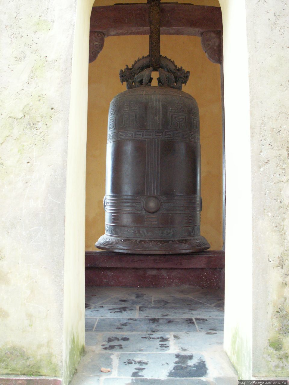 Хюэ. Храм Тхиенму на Аром