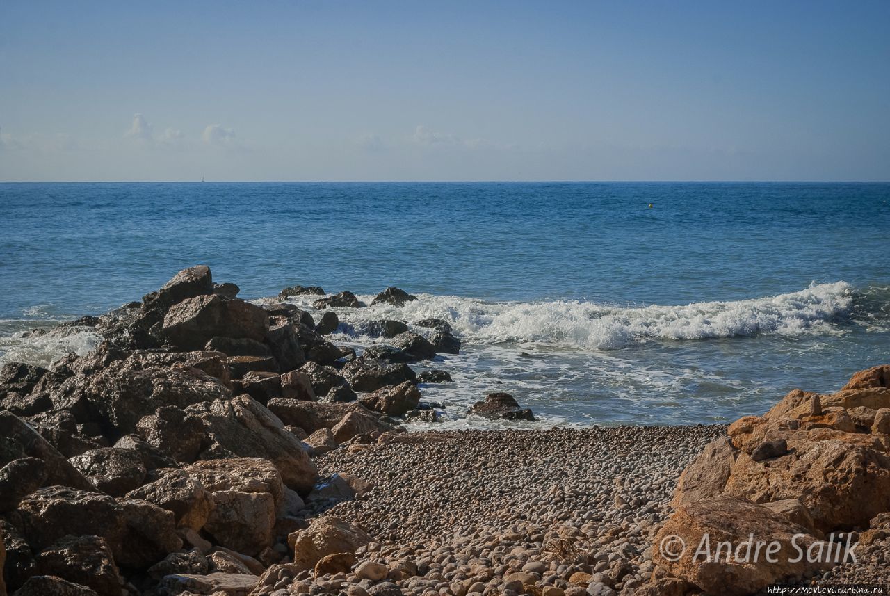 Прибой на Средиземном Ситжес, Испания