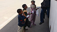 Дети продают салфетки туристам