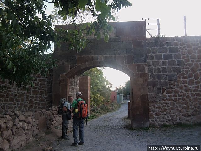 Какие — то реставрационные работы проводятся , вот и главные ворота отремонтированы. Ван, Турция