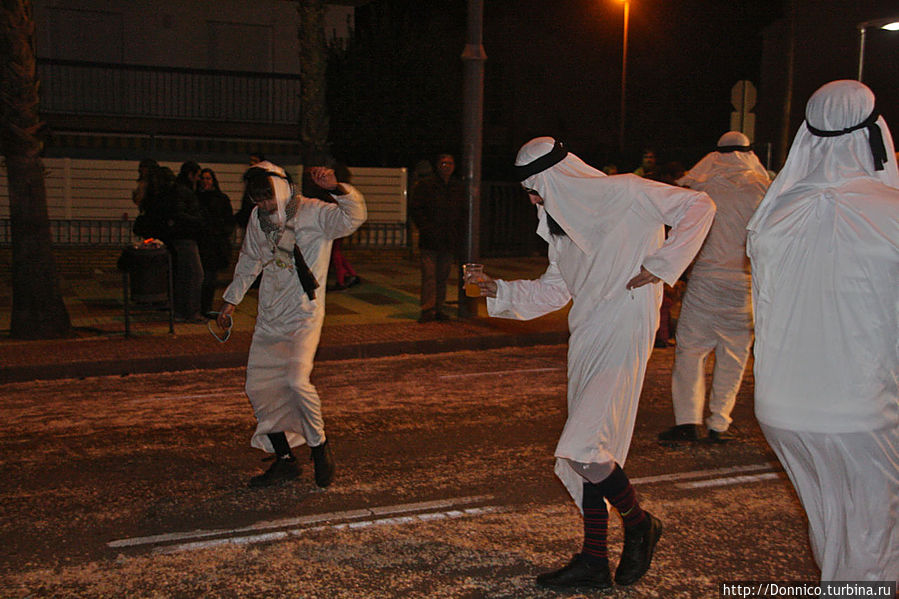 завершали шествие уже сильно пьяные мужчины похожие на арабов с длинными черными бородами... Плайя-д-Аро, Испания