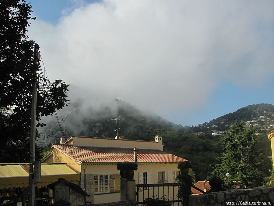 Облака в деревне Эз Эз, Франция