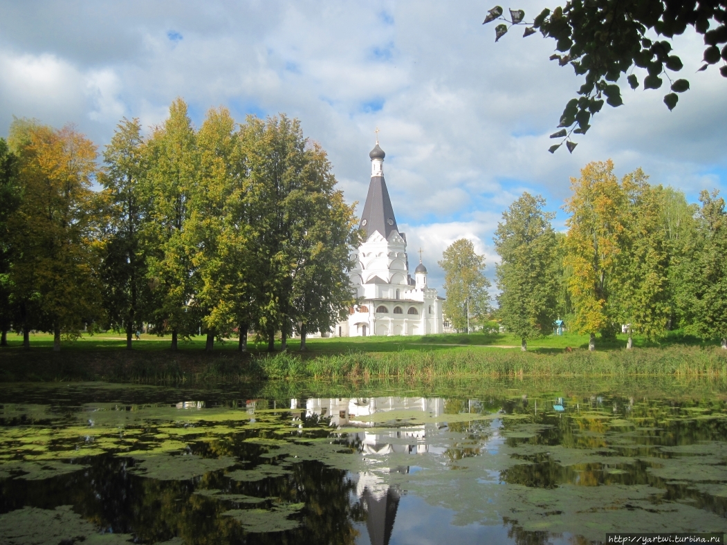 Возле церкви располагается живописный пруд. Красное-на-Волге, Россия