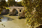 Мост Понте Систо был назван в честь папы Сикста IV, который правил в городе в конце 15-го столетия. Построен между 1473 и 1479 годами вместо старого римского моста, который назывался Мост Аврелия. 
Он имеет четыре арки с большим центральным отверстием (известный как occhialone глаз), его функция — указать любые изменения в уровне воды в реке.
Один из самых оживленных и шумных мостов города, особенно по вечерам, так как он соединяет два важных исторических места Трастевере и Кампо ди Фиори.