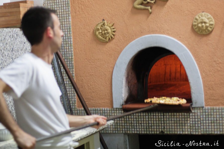На этом фото лучше видно печь — гордость и сердце любой пиццерии. Мимо построил эту печь своими руками :) Сицилия, Италия