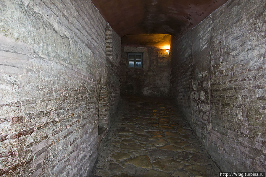 Путь на верх лежит по такому вот лестничному туннелю.