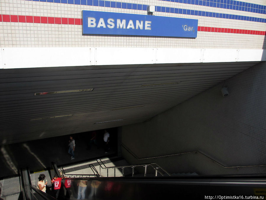 Станция метро Басмане рядом с вокзалом Измир, Турция