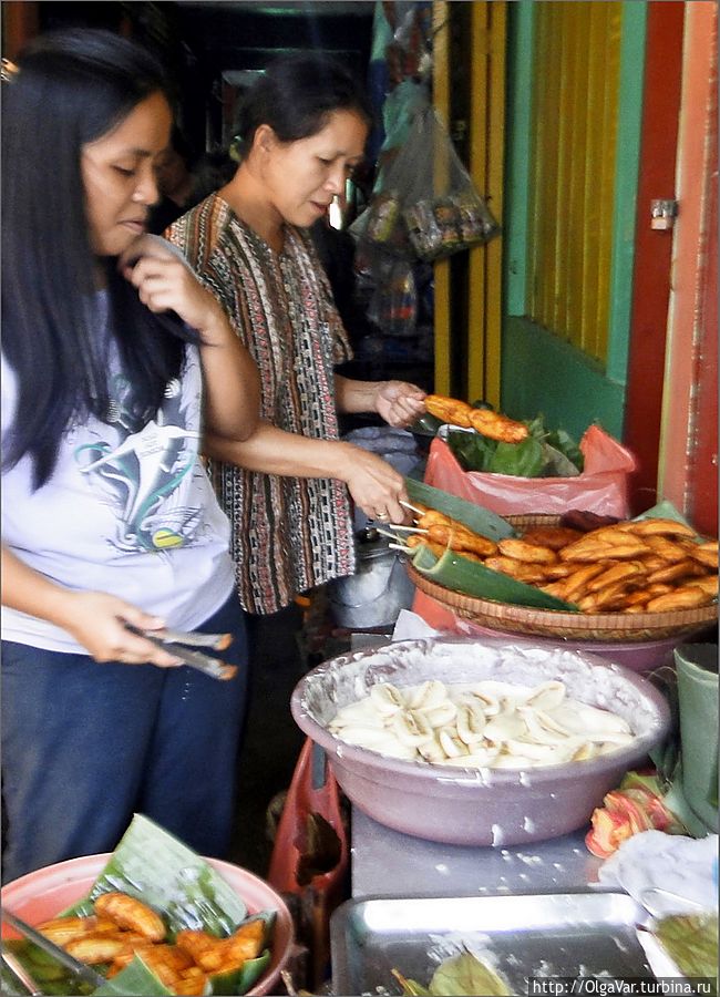 На местном рынке можно  купить не только орехи, рыбу, фрукты и овощи, но и попробовать местную стряпню. Булусан, Филиппины