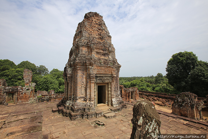 Храм Восточный Мебон. Вид на северо-западную башню верхнего яруса. Фото из интернета Ангкор (столица государства кхмеров), Камбоджа