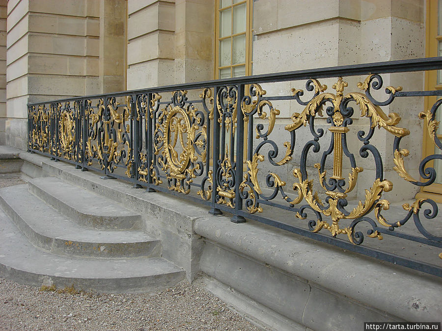 Вензеля кованной решетки завораживают.