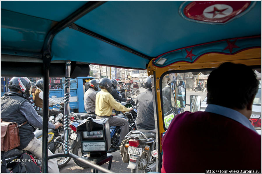 Мотоциклов в индийских городах становится все больше. Но все-таки им еще далеко до городов Таиланда и Вьетнама, где не продохнуть от выхлопных газов...
* Джайпур, Индия