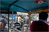 Мотоциклов в индийских городах становится все больше. Но все-таки им еще далеко до городов Таиланда и Вьетнама, где не продохнуть от выхлопных газов...
*