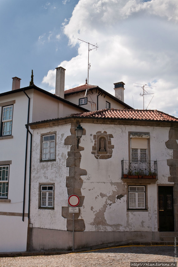 С самого начала город впечатления не производил, уж очень много обветшавших, кое-как отремонтированных домов. Например вот таких. Понте-де-Лима, Португалия
