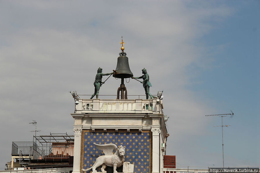 Над Часовой башней расположена террасса, где находятся бронзовые статуи двух мавров, бивающих в колокол. Венеция, Италия