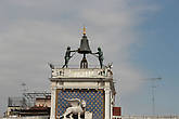 Над Часовой башней расположена террасса, где находятся бронзовые статуи двух мавров, бивающих в колокол.
