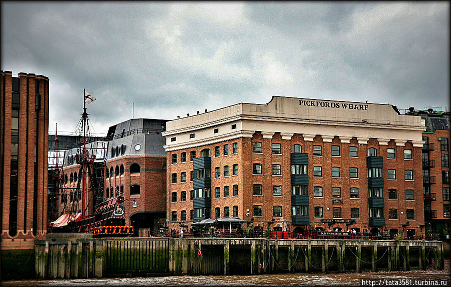 За Таурским мостом начинается район Доклендс. Когда-то в этом районе находился самый большой в мире грузовой порт.