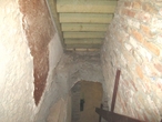 Интересно по крутой лестнице спуститься в подвал, тем-более, что имеется указатель,  что там находится камера пыток.