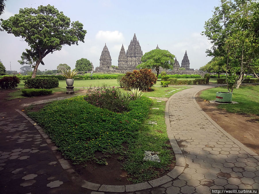 Вид на храмовый комплекс Прамбанан. Ява, Индонезия